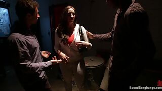 Клиенты жестко изнасиловали попу стриптизерши после ночного клуба